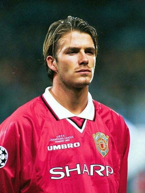 David Beckham 90s, David Beckham Soccer, David Beckham Manchester United, Neymar Pic, Posh And Becks, David Beckham Style, Football Champions, Bend It Like Beckham, Football Players Images