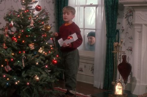 Freeform's Kickoff To Christmas Schedule Is Full Of Holiday Classics Home Alone 1990, Home Alone Movie, Home Alone Christmas, Christmas Background Images, Christmas Program, Christmas Collage, Fun Christmas Decorations, Days Until Christmas, Wallpaper Iphone Christmas