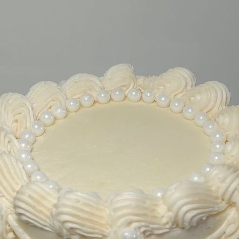 Konfetti | mtl cakes on Instagram: "All white vintage cake
(6 inch)

This might be the cake i’m most proud of, still a beginner & still learning!

#cakedecorating #vintagecakes #mt|cake" White Vintage Cake, Vintage Cake, Box Cake, Bento Box, All White, White Vintage, 6 Inches, Be Still, Cake Decorating