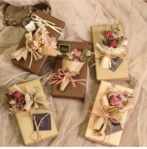 Floral Gift Wrapping Ideas, Boho Gift Wrapping Ideas, Gift Wrapping Ideas With Flowers, Gifts Packing Ideas, Gift Packaging Ideas, Gift Box Decoration, Gift Boxes Decoration, Elegant Gift Wrapping, Gift Wrapping Techniques