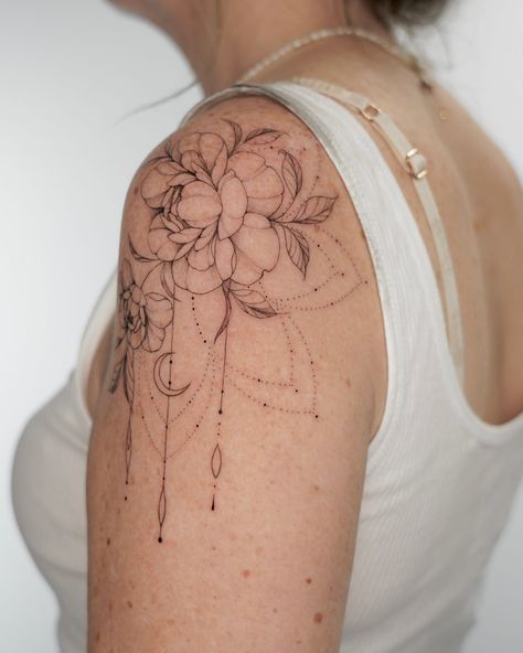 Tattoo Trends 2024 Women, Dragonfly Tattoos, Shoulder Cap Tattoo, Sketchy Tattoo, Tattoo 2024, Unalome Tattoo, Tattoo Trend, Beautiful Flower Tattoos, Delicate Tattoo