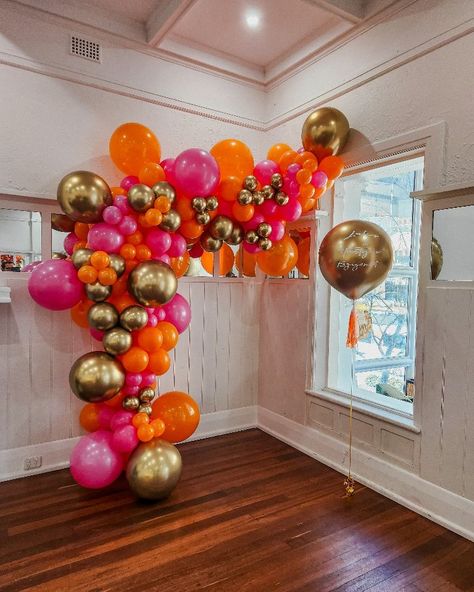 Balloon Garland Colorful, Balloon Arch Color Ideas, Orange And Fuschia Party Ideas, Colourful Balloon Decorations, White Balloons Party, Decoration For Engagement, 23rd Birthday Decorations, Engagement Party Balloons, Orange And Fuschia