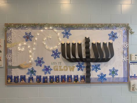 Hanukkah Door Decorations, Hanukkah Classroom Decorations, Hannukah Bulletin Boards, Hanukkah Door Decorations For School, Chanukah Bulletin Board Ideas, Preschool Hannukah Craft, Hanukkah Bulletin Board Ideas, Hanukkah Bulletin Board, Hanukkah Activities