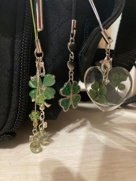 Clover Aesthetic, Clover Keychain, Keychain Aesthetic, Clover Jewelry, Tanah Liat, Clover Charm, Dope Jewelry, Lucky Charms, Lucky Clover