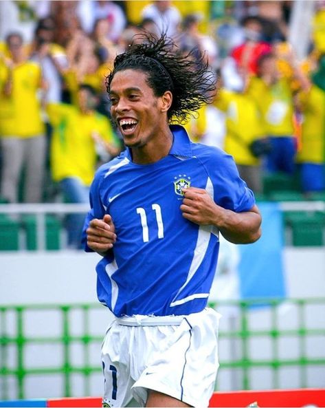 Ronaldinho Brazil N°11 Ronaldinho Icon, Fifa Pictures, Ronaldinho Brazil, Real Madrid Logo Wallpapers, Ronaldinho Wallpapers, Brazil Players, Fifa Card, Brazil Football Team, Real Madrid Logo