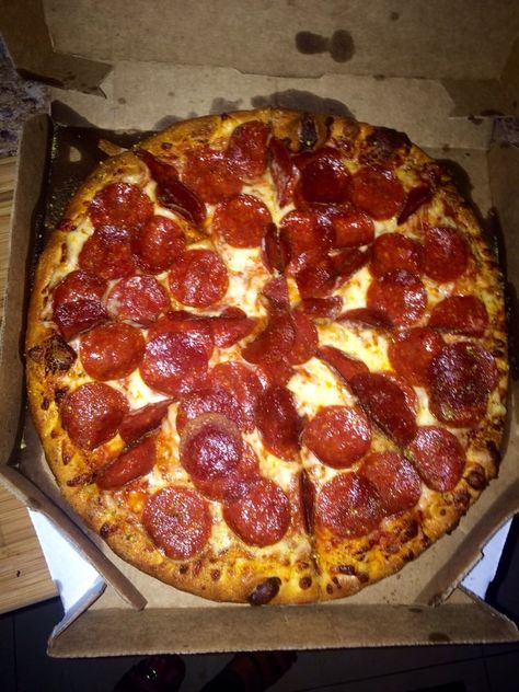 Domino's pizza with extra pepperoni. Large. Dominos Pizza Snapchat Story, Dominos Pizza Snap, Dominos Pizza Aesthetic, Domino’s Pizza Aesthetic, Dominos Pizza Pepperoni, Aesthetic Food Pizza, Pizza Cookies, Pizza Easy, Domino's Pizza