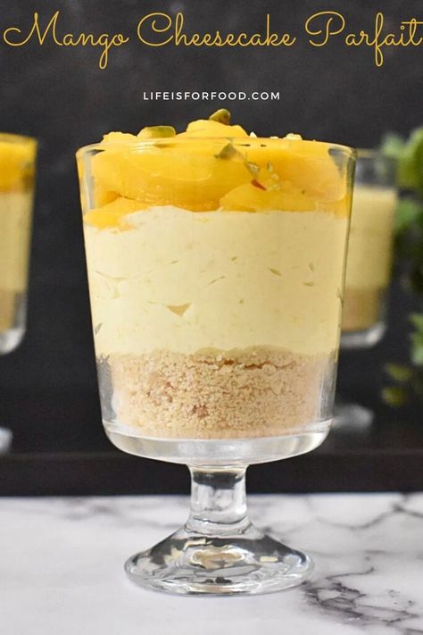 Mango Cheesecake Parfait Mango Parfait, Yoghurt Parfait, Cheesecake Parfait, Jelly Cheesecake, Mint Desserts, Mango Jelly, Mini Dessert Recipes, Dessert Cups Recipes, Cheesecake Parfaits