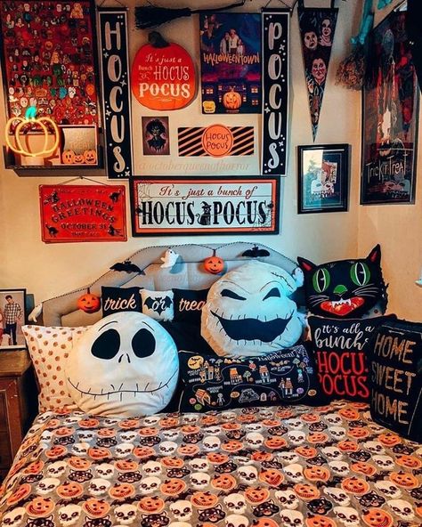 Hocus Pocus Bedroom, Nightmare Before Christmas Bedroom, Myspace Emo, Hocus Pocus Decor, Spooky Bedroom, Jack The Pumpkin King, Halloween Fairy, Halloween Love, Halloween Countdown