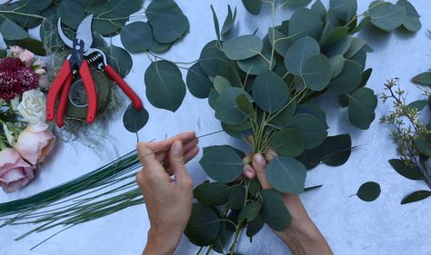 How to Make a Greenery Table Runner with Mini Flower Bouquets Diy Floral Table Runner, Eucalyptus Table Runner, Greenery Table Runner, Garland Table Runner, Greenery Centerpiece, Dinner Party Summer, Cheap Flowers, Tablescape Inspiration, Floral Table Runner