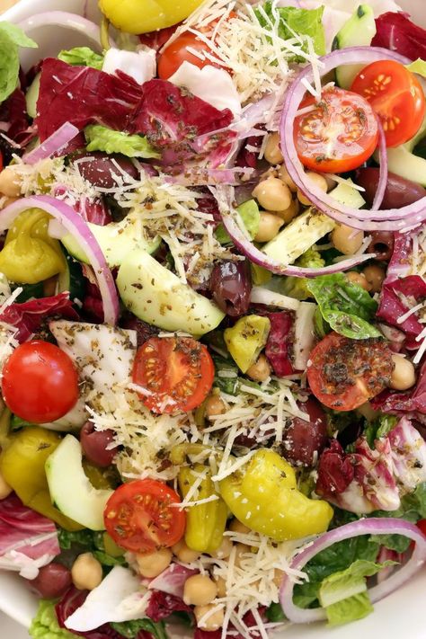 This Italian Chopped Salad is a quintessential chopped salad that's loaded with flavor and a delicious combo of ingredients. It's great to serve with any Italian dish, grilled chicken or salmon, yet filling enough to be a meal on its own. Perfect for warm summer nights, backyard barbecues and potlucks. فاصوليا بيضاء, Salad Kale, Chopped Salad Recipes, Harvest Kitchen, Italian Chopped Salad, Salad Pasta, Italian Salad, Idee Pasto Sano, Chopped Salad