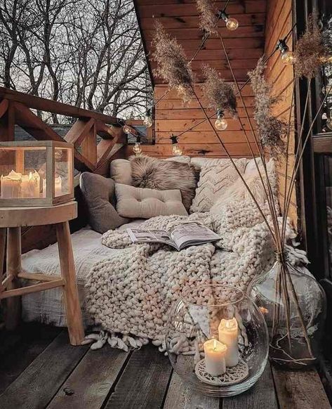 Small Patio Ideas Townhouse, Patio Ideas Townhouse, Apartment Porch, Balcony Curtains, Diy Daybed, Boho Chic Living Room, Home Balcony, Cozy Patio, Diy Porch