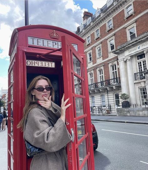 England Photo Ideas, London Aesthetic Pictures, London Poses, London Pictures Ideas, London Life Aesthetic, Aesthetic Grwm, London Photo Ideas, London Telephone Booth, Beauty Moodboard