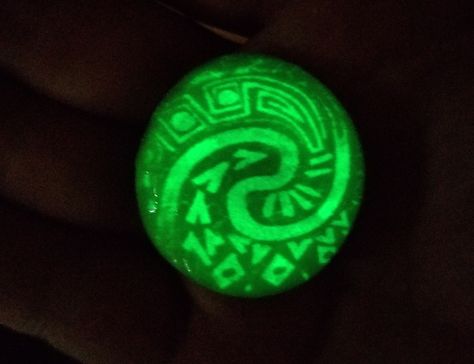 Glowing Heart of Te Fiti Stone inspired by Disney's Moana! Heart Of Tefiti Moana, Te Fiti Tattoo, Moana Stone, Book Shrek, Moana Tattoos, Glowing Heart, Heart Of Te Fiti, Disney Swag, Te Fiti