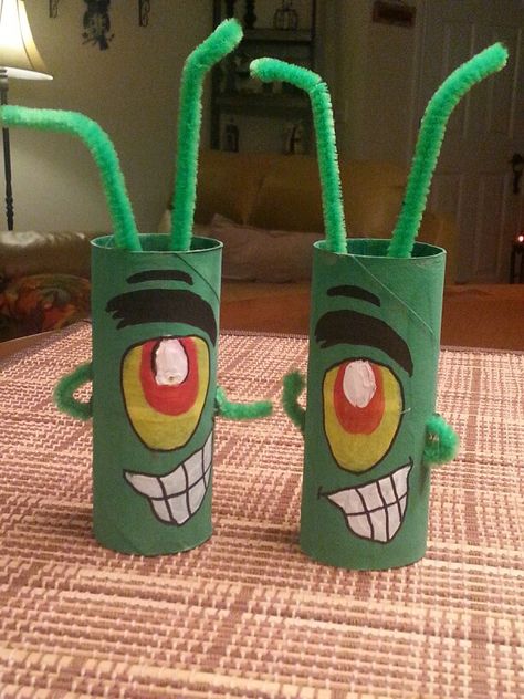 SpongeBob plankton toilet paper rolls all you need is green,white,black,and yellow paint toilet paper rolls and some antanas Spongebob Trunk Or Treat Ideas For Cars, Paint Toilet, Baby Shoes Diy Tutorial, Spongebob Plankton, Spongebob Crafts, Easy Christmas Crafts For Toddlers, Spongebob Birthday Party Decorations, Baby Shoes Tutorial, Spongebob Birthday Party