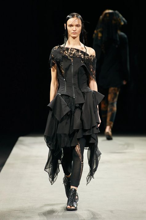 Yohji Yamamoto 2023, Neo Gothic Fashion, Gothic Runway, Yohji Yamamoto Street Style, Edwardian Goth, Ghost Wedding, Haute Goth, Insane Fashion, Cyberpunk Street