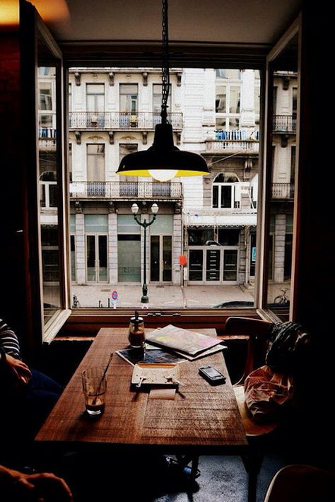 coffee - this totally reminds me of a cafe we ate at in Quebec :) Casa Country, House Window, Cafe Shop, Window View, Through The Window, Cafe Design, Cafe Restaurant, Cafe Bar, Coffee House