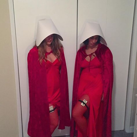 Offred and Ofglen From Handmaid's Tale Handmaids Tale Costume, The Handmaid's Tale Book, Handmaids Tale, The Best Halloween Costumes, Halloween Coustumes, Witch Face, Witch Halloween Costume, Best Halloween Costumes, Handmaid's Tale