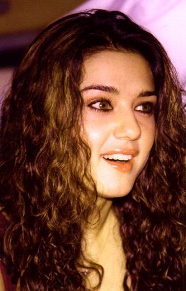 Retro Bollywood Outfits, Pretty Zinta, 90s Bollywood Actress, Bollywood Makeup, Goddess Makeup, Celebs Without Makeup, Preity Zinta, 90s Bollywood, Bollywood Outfits