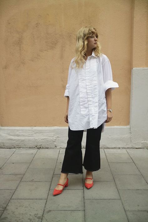 Minimalist Workwear Women, Red Shirt Dress Outfit, Mode Inspo, Mode Inspiration, Red Shoes, Work Fashion, Get Dressed, Look Fashion, White Shirt