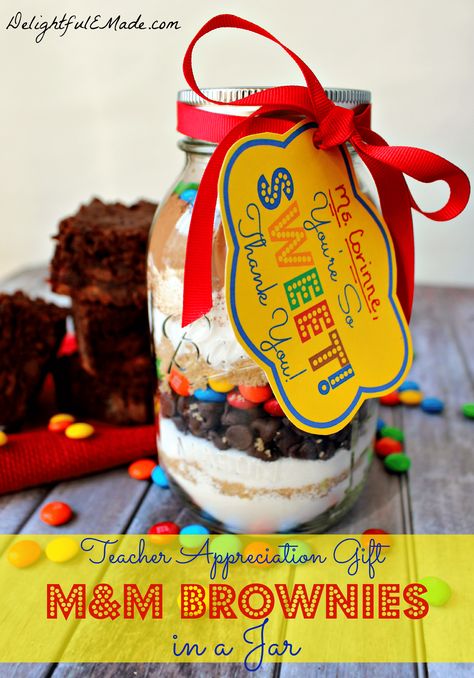 M&M Brownies in a Jar with FREE Printable - Delightful E Made Teacher Food Gifts, Teacher Appreciation Food, Food Gifts In A Jar, M M Brownies, In A Jar Recipes, Teacher Gifts Diy, Brownies In A Jar, Homemade Brownie Mix, Cookies In A Jar