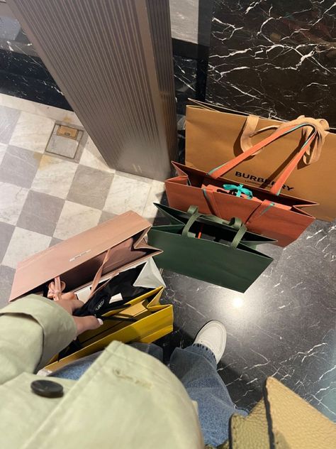 Expensive Shopping Bags, London Shopping Aesthetic, Harrods Aesthetic, Luxury Shopping Aesthetic, Shopping Bags Aesthetic, Harrods Bag, London Harrods, Harrods London, Aesthetic Objects