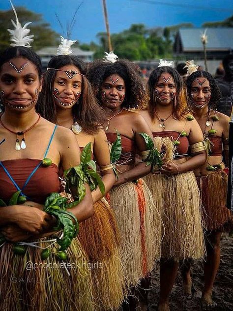 Milne Bay, Papua New Guinea 🇵🇬 Melanesian People, Guinea Country, Png Accessories, Ebony Fashion, Clown Costume Women, Mayan Women, Theatre Outfit, Dancer Poses, Classic Sculpture