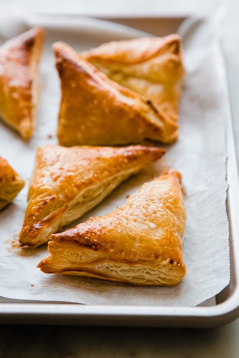 Easy Puff Pastry Appetizers, Chicken Puff Pastry, Chicken Puff, Puff Pastry Chicken, Chicken Patty, Puffed Pastry, Chicken Puffs, Cream Sauce For Chicken, Puff Pastry Recipe