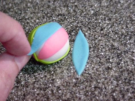 gumpaste tutorial beach ball Beach Ball Cake, Fondant Roller, Pool Party Cakes, Teacher Cakes, Beach Themed Cakes, Summer Cupcakes, Beach Cakes, Beach Stuff, Minion Birthday