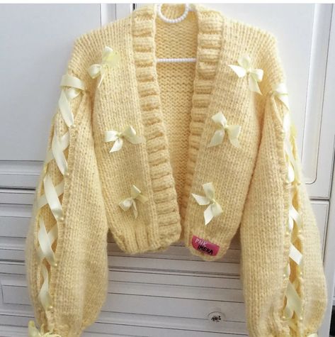 Cardigan Hand Knitted, Knitted Cardigan Aesthetic, Chunky Crochet Cardigan, Crochet Sweater Design, Handmade Cardigan, Tops Stylish, Crochet Dress Pattern Free, Best Winter Outfits, Looks Pinterest