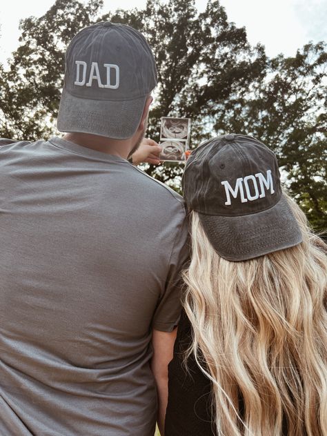 Mom Dad Hats Pregnancy Announcement, Mom And Dad Hats Announcement, Pregnancy Announcement Pics, Pregnant Ideas, Pregnancy Announcement Pictures, Announce Pregnancy, Announcement Photoshoot, Announcement Pictures, Baby Announcement Photoshoot