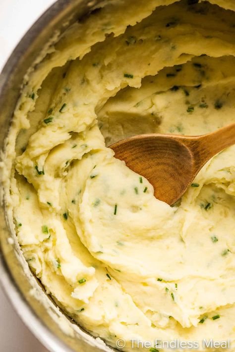 Chive Mashed Potatoes Recipe, Chive Mashed Potatoes, Creamy Chicken Dish, Sour Cream Potatoes, Mustard Pork Chops, Creamy Garlic Mushrooms, Chicken Mushroom Recipes, Sauteed Green Beans, Gold Potatoes