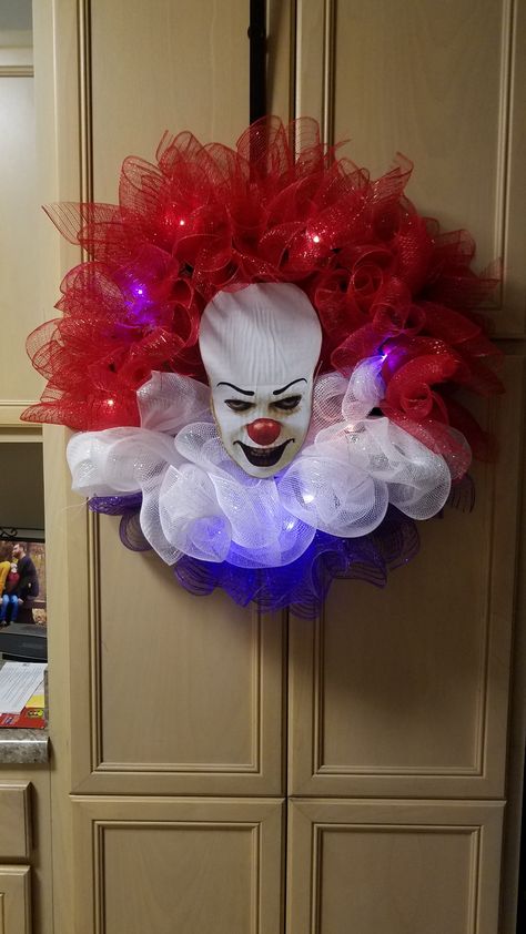 Penny Wise Wreath, Pennywise Wreath Diy, Pennywise Wreath, Pennywise Party, Pennywise Decorations, Pennywise Pumpkin, Diy Halloween Door Decorations, Decoracion Halloween, Halloween Classroom Door