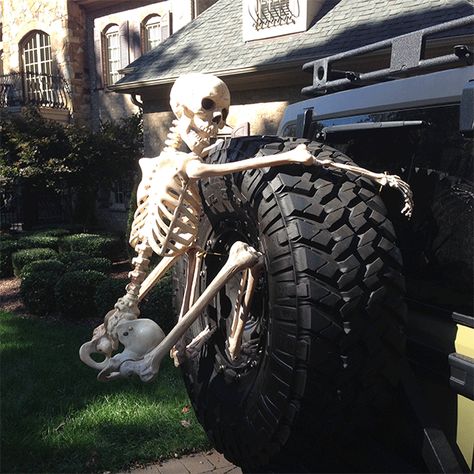 Out for a Spring Ride! Jeep Wrangler Halloween Ideas, Halloween Jeep Wrangler Decorations, Awesome Outdoor Halloween Decorations, Halloween Jeep, Halloween Yard Displays, Outdoor Halloween Decorations, Creepy Halloween Decorations, Halloween Prop, Tag Ideas