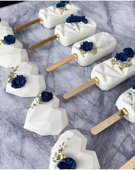 Cakecicles Ideas Wedding, Wedding Cakesicles Ideas, Elegant Cakesicles, Blue White And Gold Cake, Cakesicles Wedding, Wedding Cakesicles, White And Gold Cake, Cakesicles Ideas, Magnum Cake