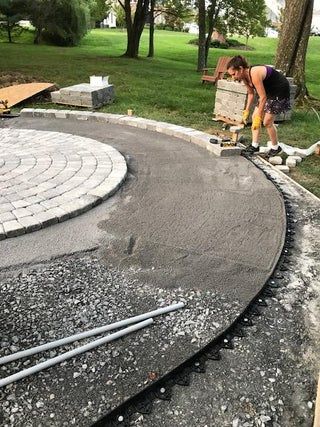 Fire Pit Edging, Round Pavers, Fire Pit Size, Backyard Firepit Area, Paver Fire Pit, Fire Pit Dimensions, Fire Pit Plans, Make A Fire Pit, Outdoor Fire Pit Area