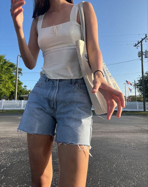 Fashion Inspo Outfits2023, Brandy Melville Denim Shorts, Summer Outfits Shorts Aesthetic, Jean Shorts Outfit Summer Aesthetic, Summer Brandy Melville Outfit, Cali Outfits Summer, Jean Short Outfits Aesthetic, Brandy Summer Outfits, Brandy Melville Summer Outfits