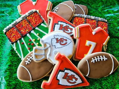 Chiefs Cookies, Football Sugar Cookies, Super Bowl Cookies, Superbowl Desserts, Cookie Bowls, Football Cookies, Football Theme Party, Sport Cakes, Cookie Inspiration