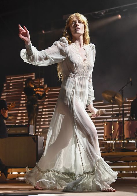 Florence Welch’s “Ceremonial” Gucci stage dress | Vogue Paris Florence Welch White Dress, Florence Welsh Fashion, Gucci Florence, Florence Welsh, Florence Welch Style, Florence Fashion, Florence And The Machine, Mode Hippie, Gucci Dress