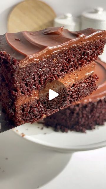 Saloni Mehta | Vegan & Eggless Baking on Instagram: "A moist and fudgy Chocolate Cake filled and frosted with creamy chocolate custard. Recipe👇

🍫Chocolate Cake 
•240ml (1 cup) Milk (Unsweetened dairyfree milk or any milk of choice)
•1 tablespoon Vinegar 
•300g (1 cup + 1/2 cup)Sugar (cane or castor) 
•2 tsp Vanilla Extract 
•130ml (1/2 cup + 1 tablespoon) Oil (vegetable/ sunflower oil)
•225g (1 cup + 3/4 cup) All Purpose Flour
•60g(1/2 cup) Cocoa Powder 
•1/2 + 1/4 tsp Baking Soda 
•1 + 1/2 tsp Baking Powder 
•1/2 tsp of Salt 
•195ml (3/4 cup + 1 tablespoon) Boiling Water 

Method:
- Preheat the oven to 350f, Grease and line two 8 inch round cake pans with baking paper. 
-In a bowl combine milk, vinegar, sugar, vanilla and oil ingredients. Use a hand whisk to mix until combined and suga Chocolate Custard Recipe, 8 Inch Round Cake, Fudgy Chocolate Cake, Egg Free Baking, Eggless Chocolate Cake, Custard Recipe, Chocolate Custard, Cake Chocolat, Eggless Baking