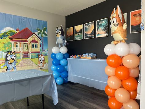 Bluey Balloon Arch Boy, Bluey Birthday Party Balloons, Bluey Balloon Decoration, Bluey Birthday Balloon Arch, Bluey Graduation, Bluey Balloon Garland Ideas, Bluey Decor, Bingo Birthday, Balloon Pillars