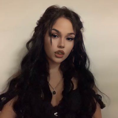 Maggie Lindemann Vampire, Vampire Haircut, Witch Hairstyles Halloween, Revenge Makeup, Witch Hairstyles, 2000s Makeup Looks, Vampire Hair, Vampy Makeup, Dark Makeup Looks