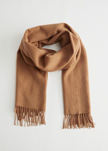 Fringed Wool Blanket Scarf - Rust - Fall & Winterscarves - & Other Stories US Capsule Wardrobe Basics, How To Look Expensive, Capsule Wardrobe Essentials, Effortless Outfit, Winter Capsule Wardrobe, Wool Shirt, Fashion Capsule, Wardrobe Basics, Blanket Scarf