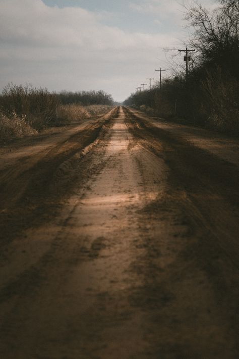 Country Dirt Road Aesthetic, Road Images, Lonely Road, Road Pictures, Road Photography, Morning Sky, Beauty Products Photography, Texture Images, Long Road