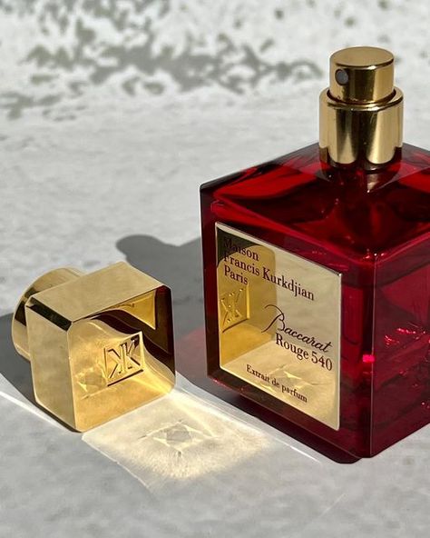 Baccarat Rouge 540 Aesthetic, Luxury Aesthetic Wallpaper, Mfk Baccarat Rouge 540, Baccarat Rouge 540, Best Perfume For Men, Comfy Blanket, Perfume Art, Best Fragrance For Men, Earthy Fragrance