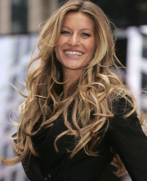 Gisele Bundchen hair highlights blonde brunette Gisele Hair, Gisele Bundchen Hair, Light Golden Brown Hair, Victoria Secret Hair, Golden Brown Hair, Colored Hair Tips, Vacation Hairstyles, Brown Hair With Blonde Highlights, Blonde Hair Inspiration