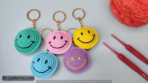 Crochet Smiley Face, Crochet Keyring Free Pattern, Lidia Crochet Tricot, Keychain Pattern, Quick Crochet Patterns, Crochet Keychain Pattern, Crochet Wedding, Crochet Flower Tutorial, Quick Crochet