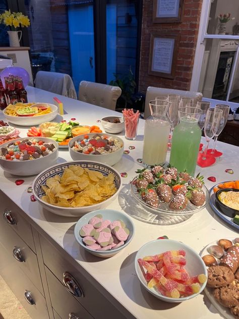 Aesthetic Party Food Ideas, Small House Party Setup, Heartstopper Watch Party, Watch Party Aesthetic, House Party Food Ideas, At Home Birthday Dinner, Birthday Dinner Food, Small House Party, House Party Food