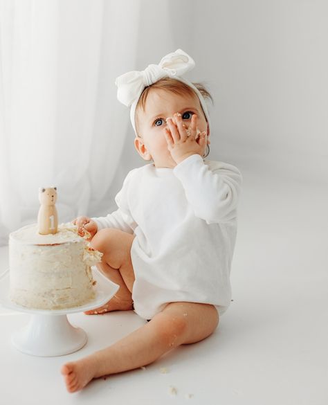 First Birthday Pictures At Home, Simple Cake Smash Photoshoot, Diy First Birthday Photoshoot, First Birthday Family Photos, Diy Cake Smash Photoshoot, First Birthday Cake Smash Photoshoot, Smash Cake Pictures, White Cake Smash, Birthday Cake Smash Photoshoot