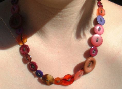 Button Necklace by Old Hall Rd {aka bluebirdbiff}, via Flickr Jewelry With Buttons, Button Necklace Diy, Button Choker, Button Necklaces, Button Art Projects, Button Jewellery, Hippie Crafts, Button Necklace, Cool Buttons