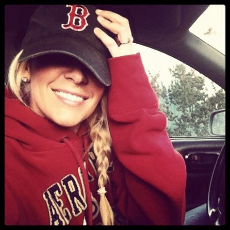 Every girl needs to have a baseball cap. Cute Ball Cap Outfits, Woman Baseball Hat Hair, Hairstyle With Baseball Hat Cute, Cute Hair With Hat Baseball Caps, Girls Wearing Caps, Hat Hairstyles Baseball, Girls Wearing Hats Baseball Caps, Boston Red Sox Outfit, Baseball Cap Hairstyles